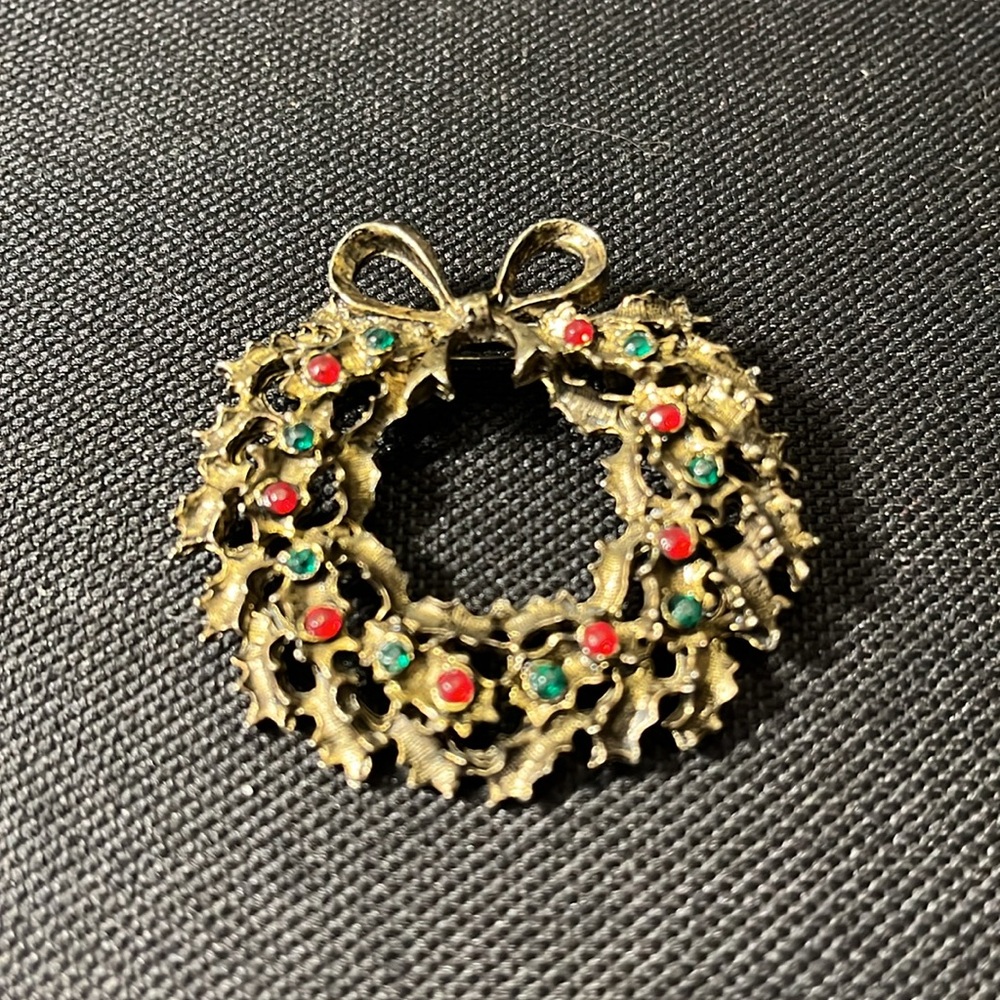 Vintage Christmas assortment-3pr clip on earrings; 1 Santa pin;1 wreath pin - Picture 5 of 8